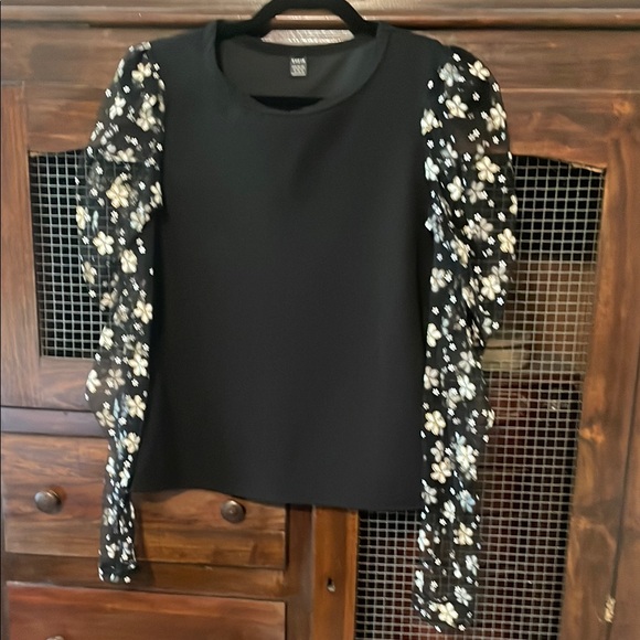 Black and White Ruffled Long Sleeve Blouse - Picture 1 of 3